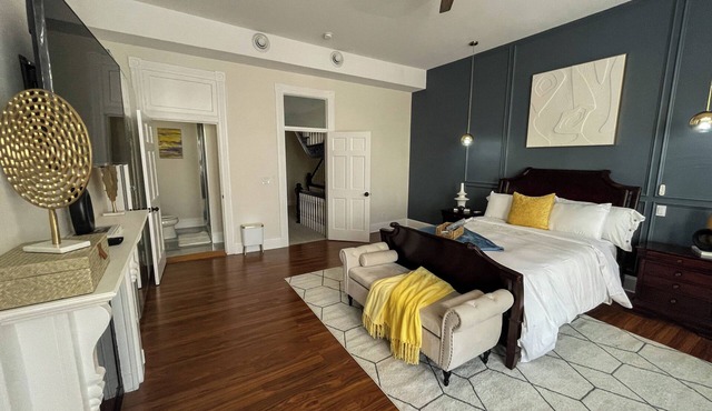 Spacious 5-bdrm house w/WiFi, AC, and Laundry in charming MT. Vernon Baltimore