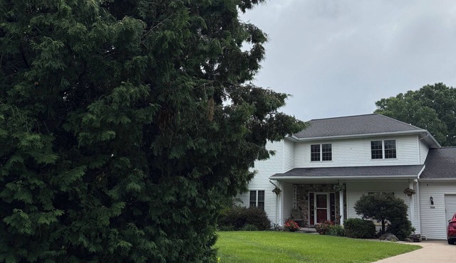 Spacious 5-bdrm house with WiFi, fitness room in amazing Oshkosh great for EAA!