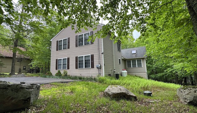 Spacious 5 BDRM Masthope Chalet with Private Movie Theater & AWESOME Game Room