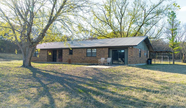 Spacious 5-bed, 2-bath home for up to 12 guests. Relax by Dry Elm Creek, enjoy open skies, and explore nearby Muenster — from local dining to 4R Ranch Vineyards and Turtle Hill Golf Course. Perfect for family getaways, reunions, or wine adventures.