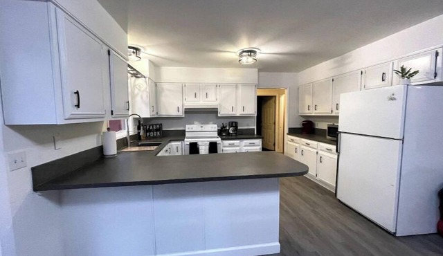 Spacious 5 bed/3 bath home with backyard