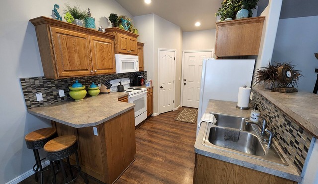 SPACIOUS 5 Bed/3Bath Townhome