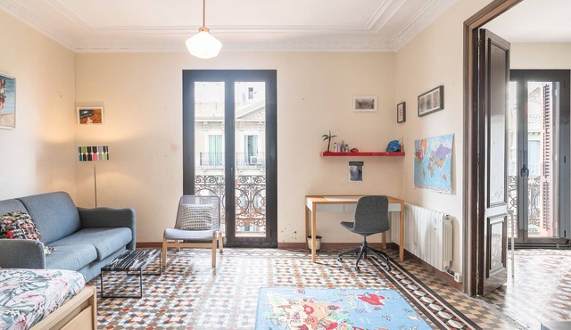 Spacious 5 bed Apartment with breathtaking views and elevator!