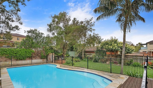 Spacious 5-Bed House with Pristine Garden