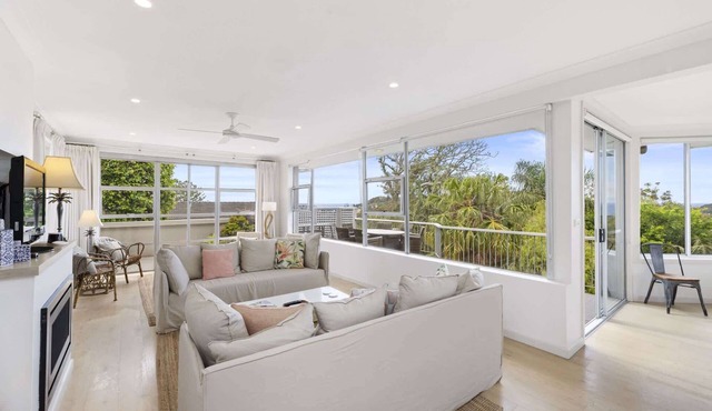 Spacious 5-Bed Beach House with Ocean View