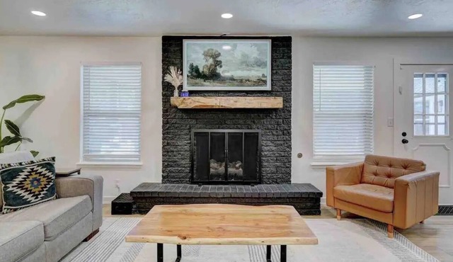 Spacious 5-Bed by OU Campus – Modern, Fully Renovated, Game Day Ready!