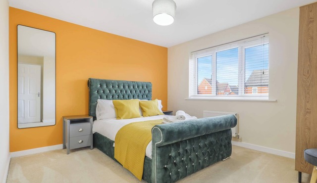 Spacious 5-Bed Contractor House - Parking & Wi-Fi