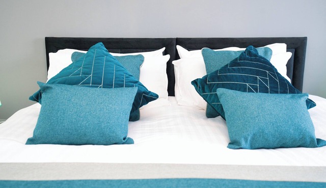 Spacious 5‑Bed family Stay Sleeps 14 Near Willen Lake Stadium MK free parking M1