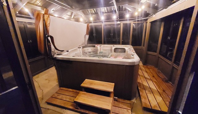 Spacious 5-Bed Family Retreat with NEW Hot Tub – Near Twin Cities