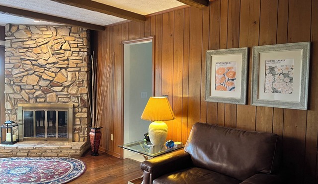 Spacious 5-bed farmhouse w/Pool Table, Table Tennis Close to Columbus Zoo