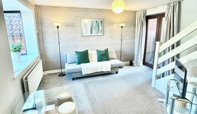 Spacious 5-Bed House with Free Parking and Garden