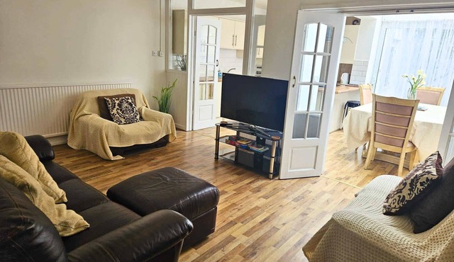 Spacious 5-Bed Home in Vibrant Easton - Sleeps 11