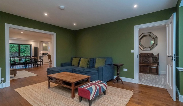 Spacious 5-Bed Home with Garden & Parking - Pass the Keys