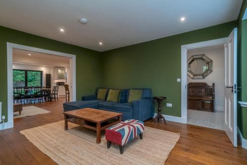 Spacious 5-Bed Home with Garden Parking - Pass the Keys