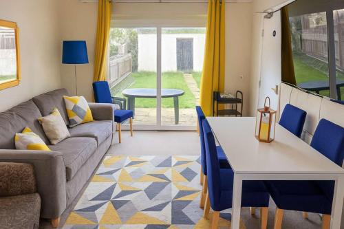 Spacious 5-Bed Home with Parking,WiFi & Self Check-In