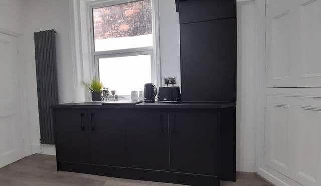 Spacious 5-Bed House - Sleeps 10, Garden & Parking