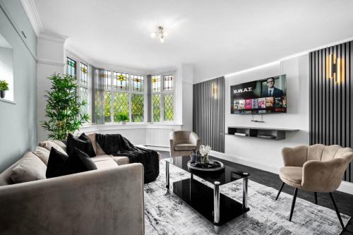 Spacious 5 Bed House - 11 Guests - Free Netflix - Parking 316C