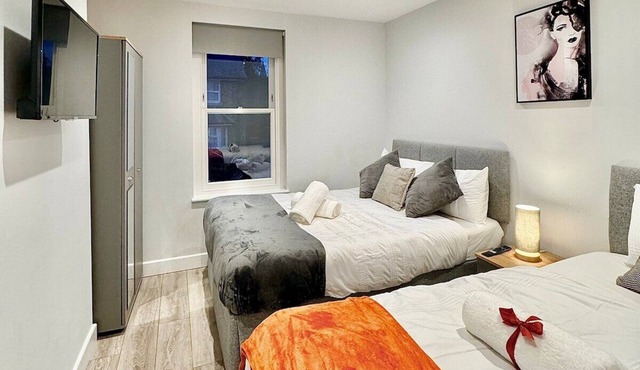 Spacious 5 bed House 3 bathrooms, 9 beds sleeps 12