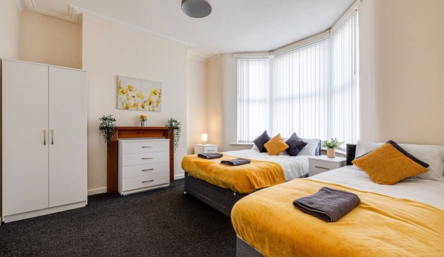 Spacious 5 bed house next to Kirkdale Station