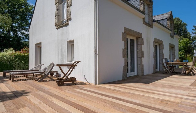 Spacious 5-Bed Neo-Breton Villa with Garden, Near Beach & Town, Sleeps 12, Free WiFi