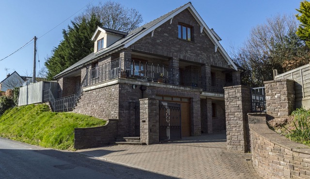 Spacious 5 bed property with hot tub/sauna situated in picturesque Grosmont
