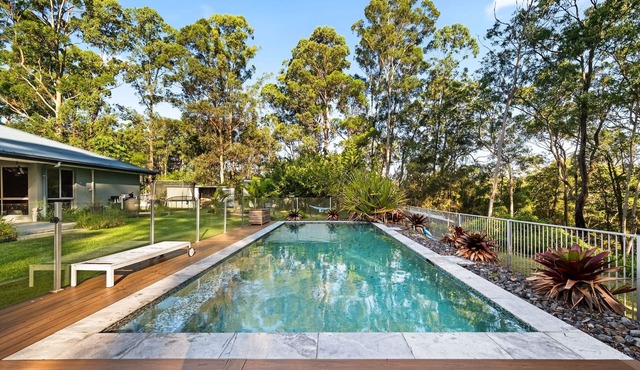 Spacious 5-Bed Retreat with Hot Tub & Pool