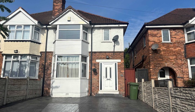 Spacious 5-Bed Solihull Home ideal for Contractors