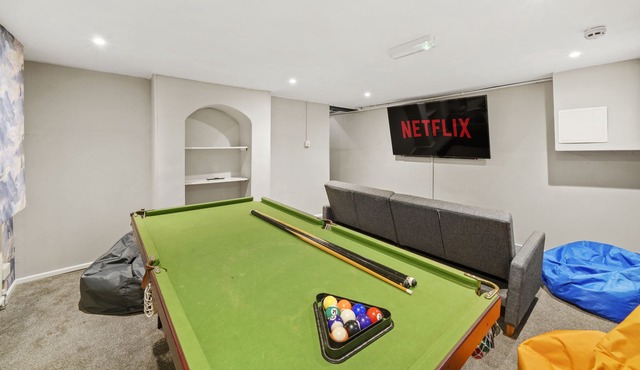 Spacious 5-Bed TownHouse-Parking-Wifi