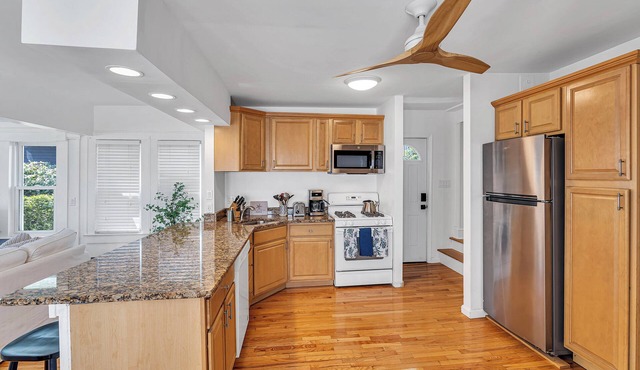 Spacious 5-bed +office home in beautiful Avon-by-the-Sea, 2 blocks from beach