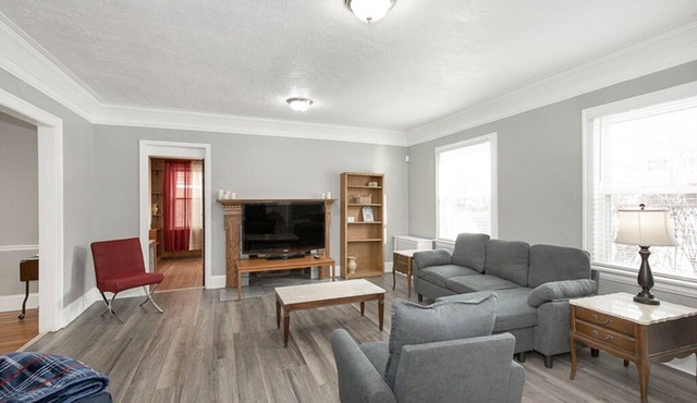 Spacious 5 bedroom home near CWRU/hospitals!