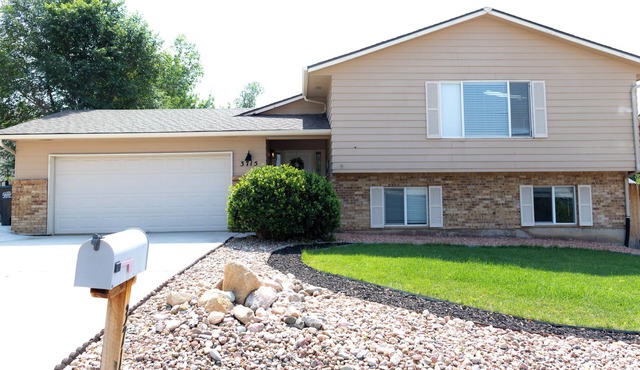 Spacious 5-bedroom house in welcoming Colorado Springs with AC, Hot Tub