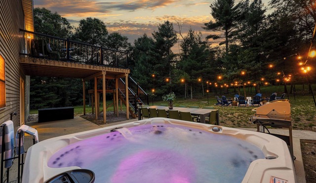 Spacious 5-bed house-hot tub-fire pit-theater rm-game rm-min to Dells attraction