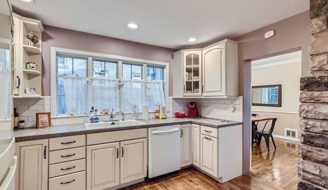 Spacious 5-Bed Victorian Home with AC and WiFi in Enchanting Denver