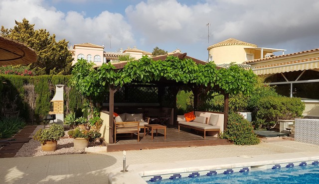 Spacious 5 bed villa with pool, private parking, local to amenities, free WIFI