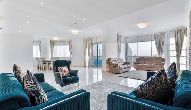 Spacious 5 Bed W/Skyline Views from 4 Balconies!