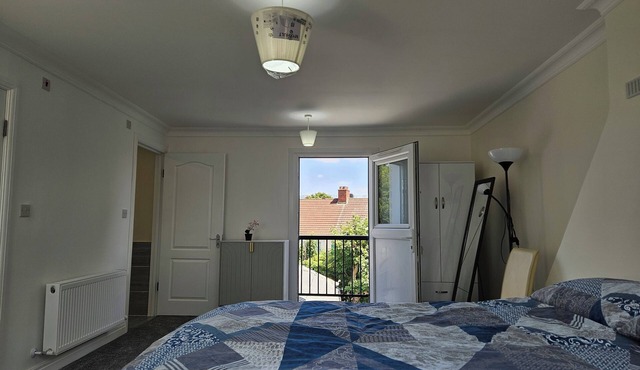 Spacious 5 bedroom and 5 bathroom home in Croydon