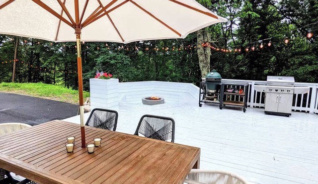 Spacious 5-bedroom Cabin on 12 acres close to Wineries/Breweries/Hiking