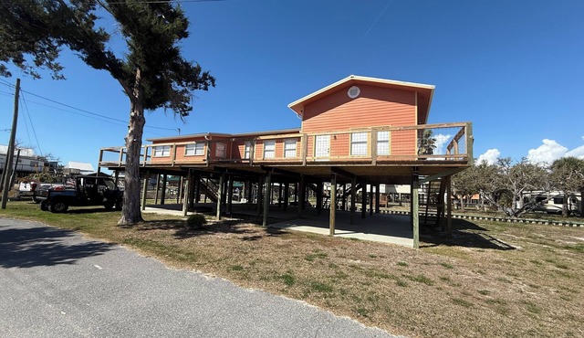 Spacious 5-bedroom house in peaceful Horseshoe Beach with AC. Multi-Family Ready