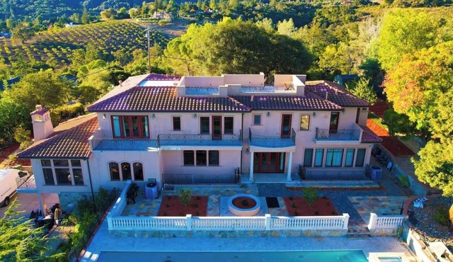 Spacious 5-bedroom country house in tranquil Los Altos Hills