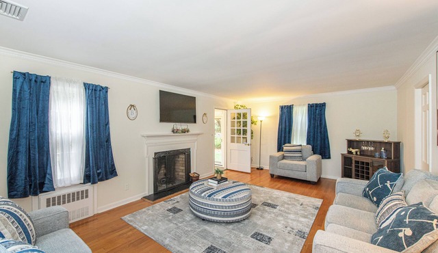 Spacious 5-Bedroom 6 Bed House In Gorgeous Upper Montclair with AC, Theater Room