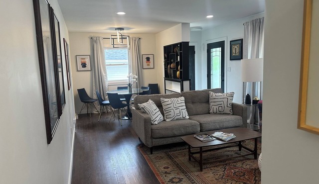 Spacious 5-bedroom house in welcoming West Des Moines with AC