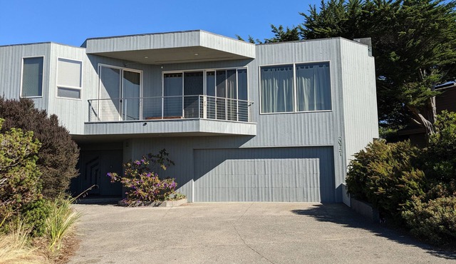 Spacious 5-bedrm home:Ocean Views,hot tub,BBQ,pool & ping pong tables, fast wifi