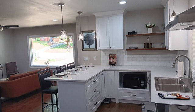 Spacious 5-bedrm house in enchanting East Point with WiFi, AC. 4 mins to airport