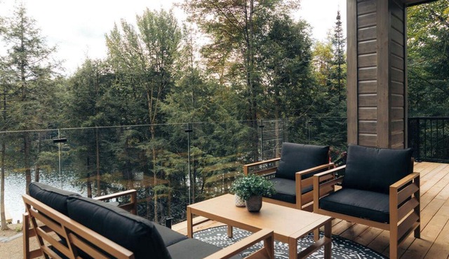 Spacious 5-bedrm luxury lake house in Haliburton with sauna, wifi, 2nd cottage +
