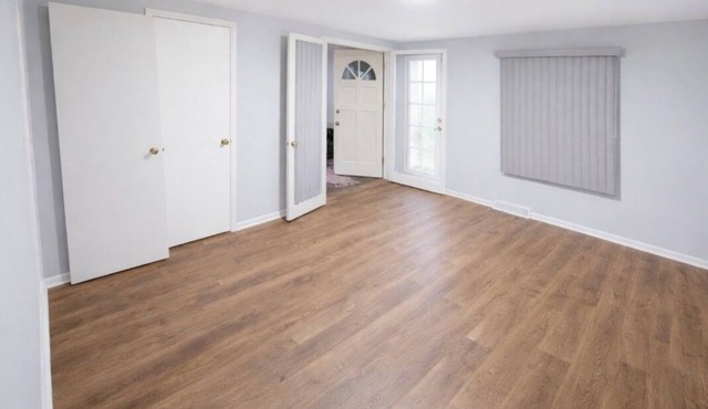 Spacious 5-bedroom yellow house in welcoming Ewing Township with AC