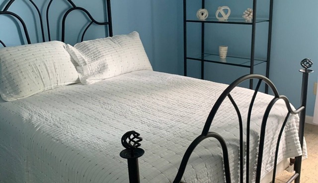 Spacious 5-bedroom/3-bath house with AC, WiFi in welcoming Falls of Rough, KY