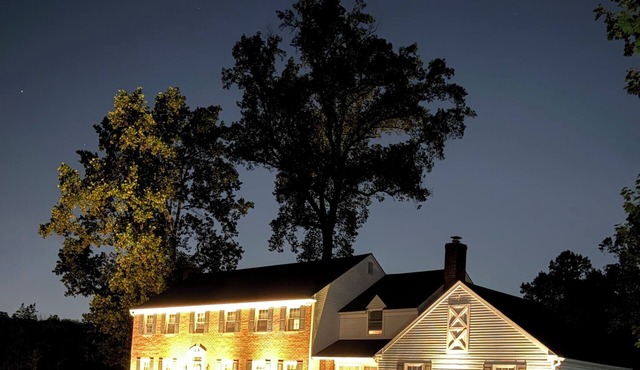 Spacious 5-bedroom house, with pool and hot tub, 2 miles from Aronimink