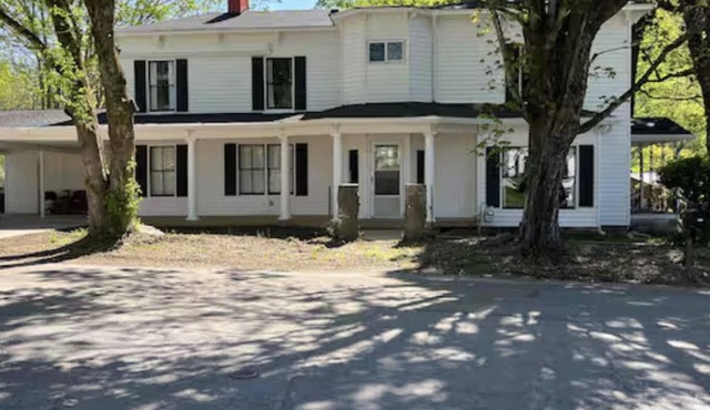 Spacious 5-bedroom pet friendly house with WiFi, AC in charming Oliver Springs
