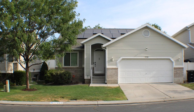 Spacious 5-bedroom house in charming Stansbury Park with WiFi, AC