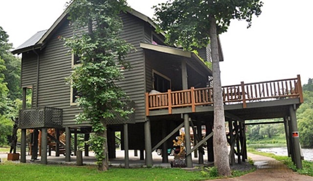 Spacious 5-bedroom house in charming Tellico Plains with AC and RIVERVIEW